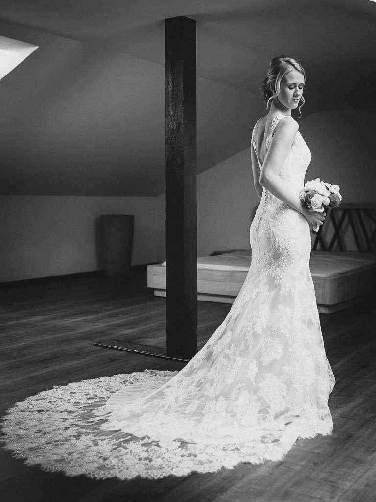 Brautkleid Spitze, lange Schleppe - Hochzeit Würzburg