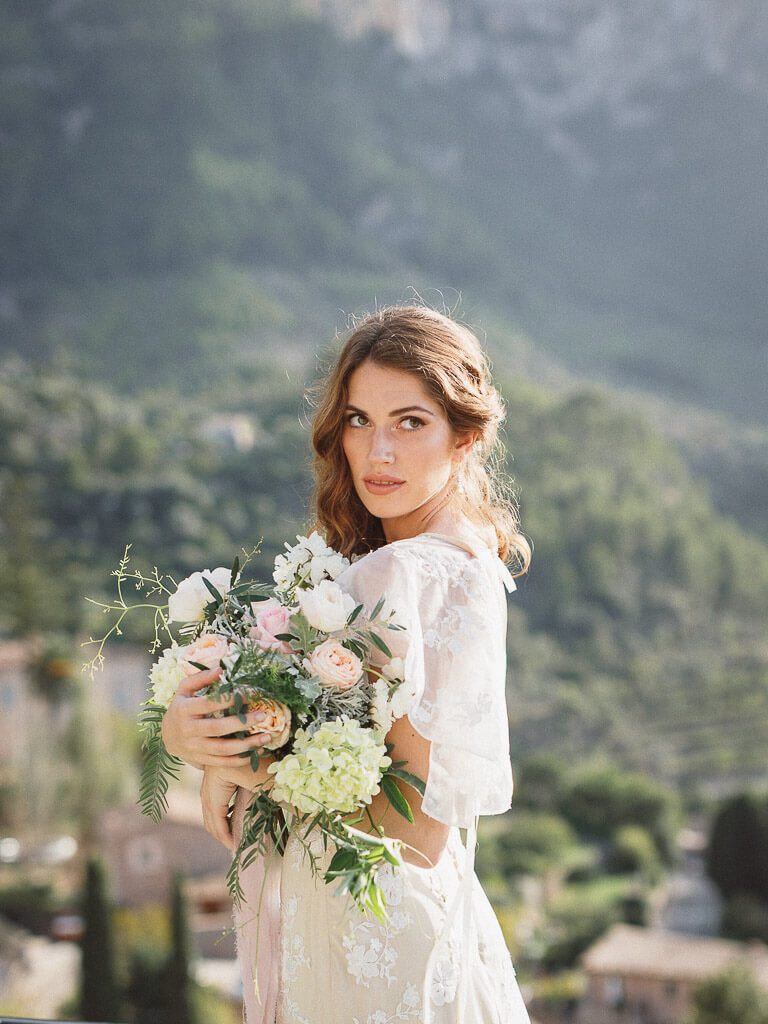 Braut mit rose grünem Brautstrauß