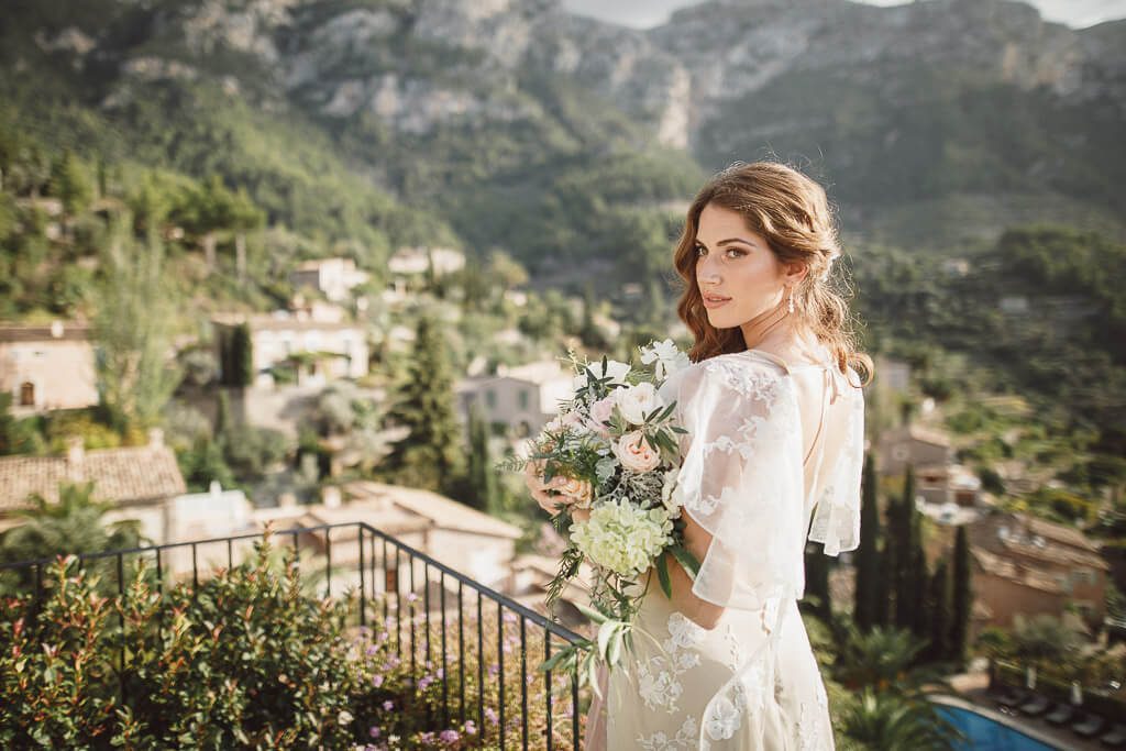 Braut auf der Terrasse - Hochzeit auf Mallorca Belmond La Residencia