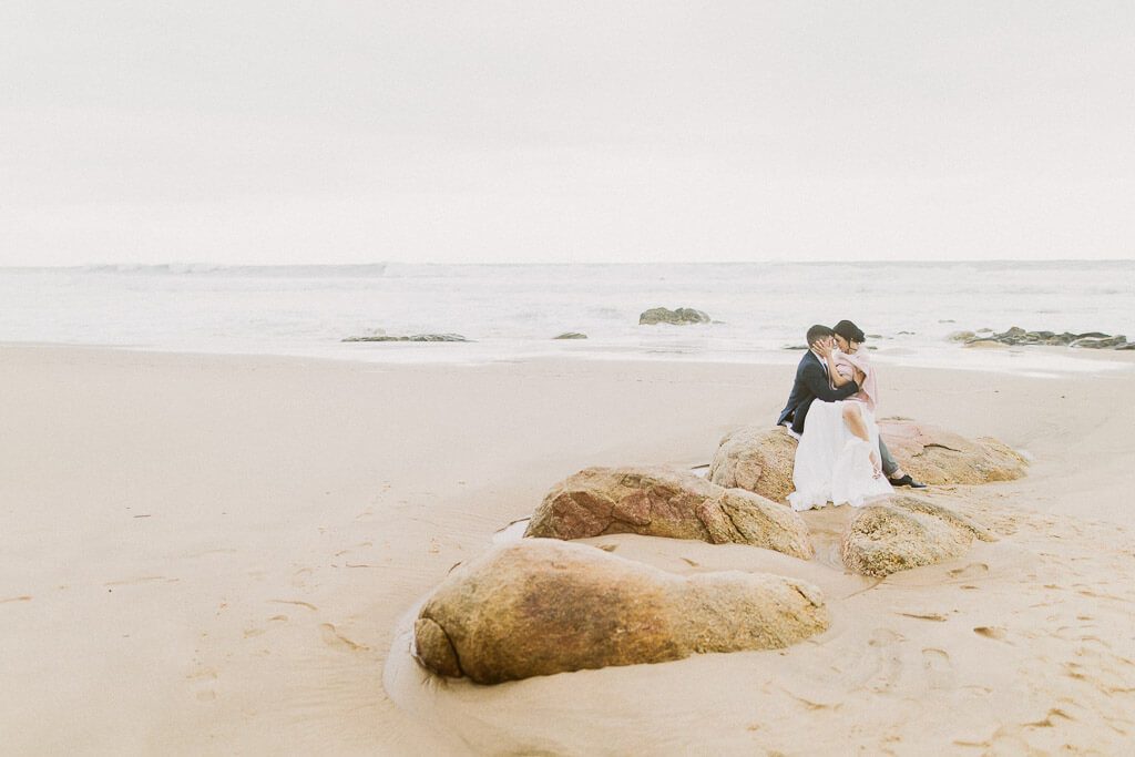 Brautpaar auf dem Strandfelsen - Hochzeitsfotograf Porto