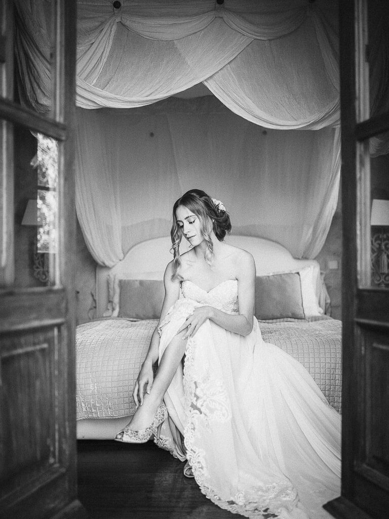 Hochzeitsfotoos Mallorca - Braut Clara auf dem Himmelbett