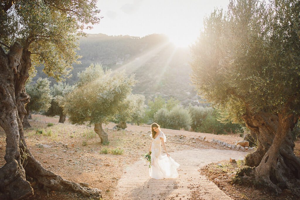 Braut zwischen Olivenbäumen Braut - Hochzeit auf Mallorca Belmond La Residencia
