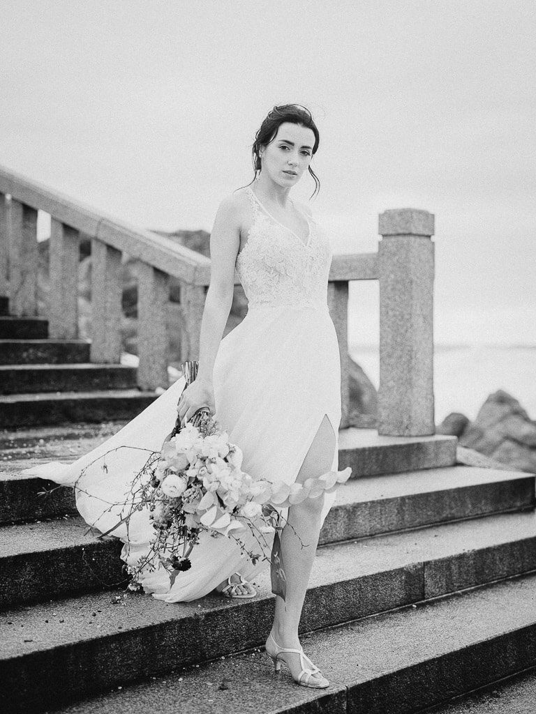 Braut geht zum Strand - Wedding Photographer Portugal