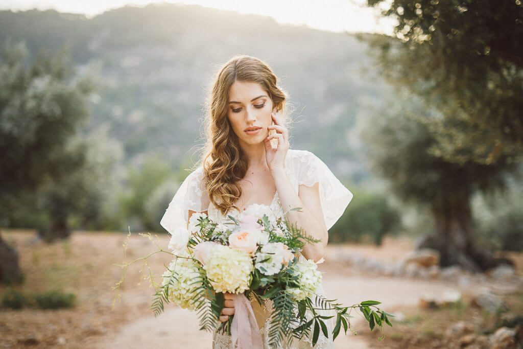 Braut zwischen Olivenbäumen Braut - Hochzeit auf Mallorca Belmond La Residencia