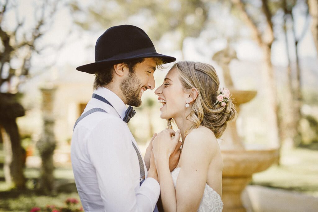 Brautpaar lacht - Finca Wedding Mallorca