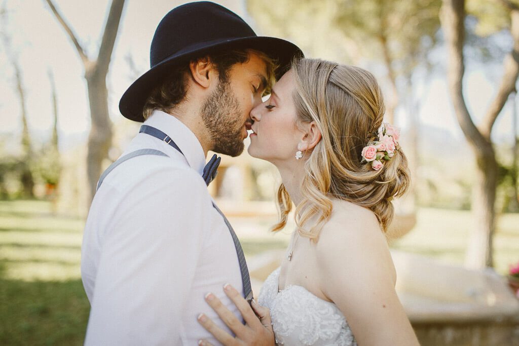 Brautpaar küsst sich - Hochzeitsfotos Mallorca