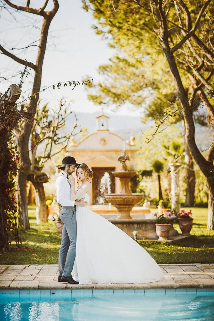 Brautpaar am Pool - Finca Wedding Mallorca