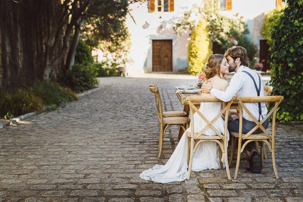 Brautpaar am Tisch Hochzeitsfotos Mallorca