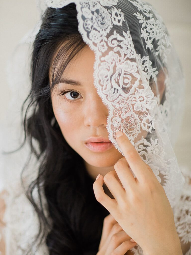 Braut mit Sptzenschleier - Bridal Boudoir Dresden