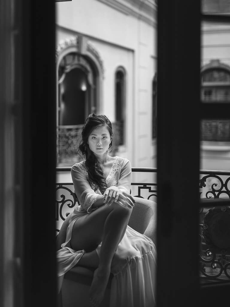 Braut sitzt auf dem Balkon - Bridal Boudoir