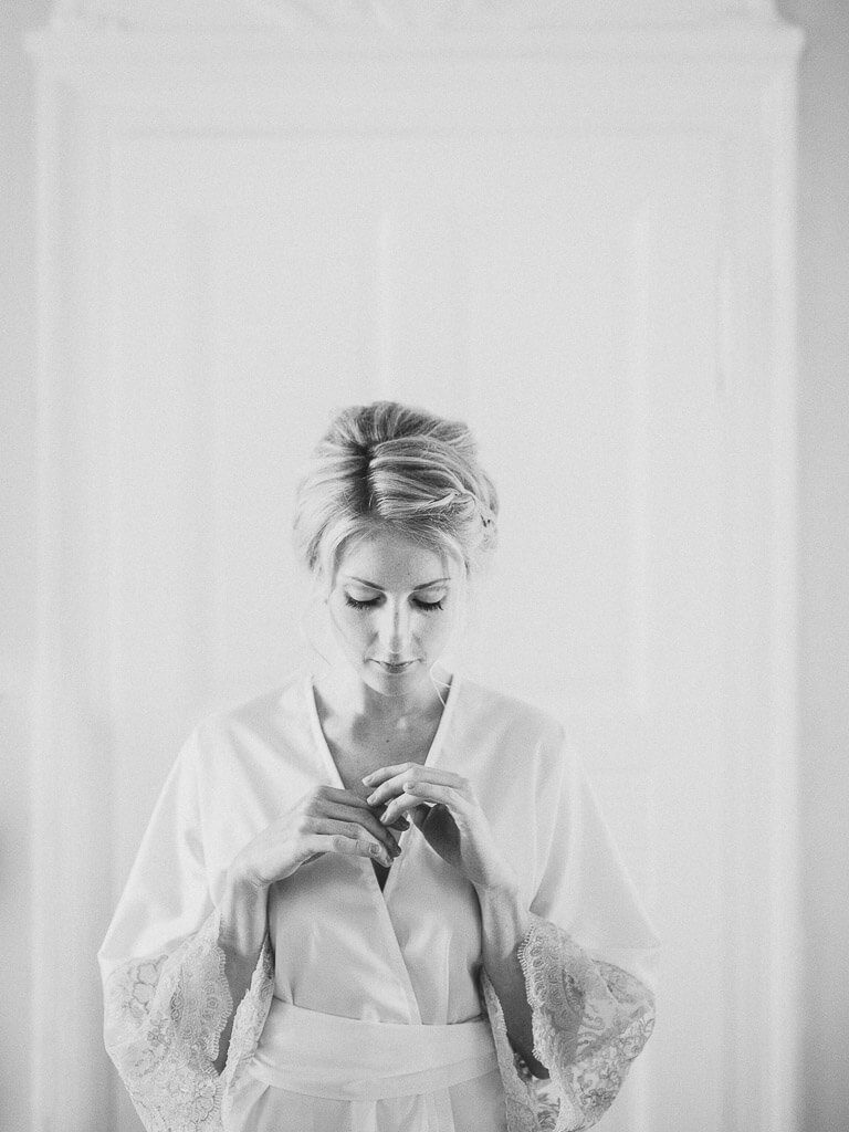 weisser Morgenmantel mit Spitzenärmel - Bridal Boudoir Leipzig