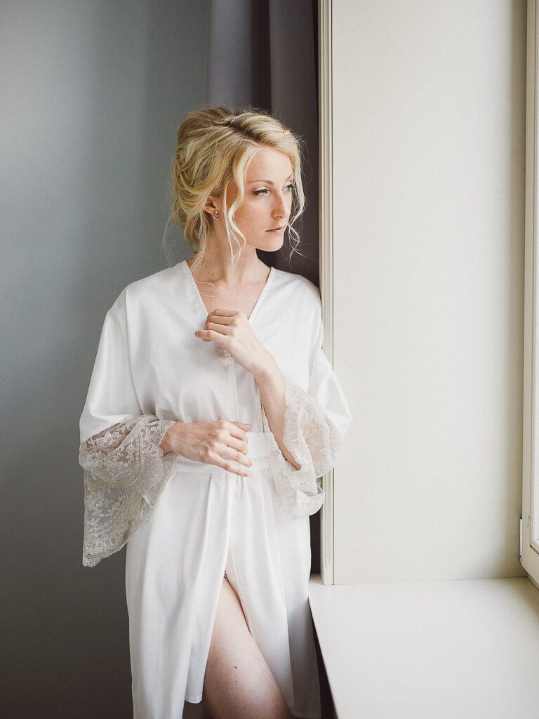 weisser Morgenmantel mit Spitzenärmel - Bridal Boudoir Leipzig