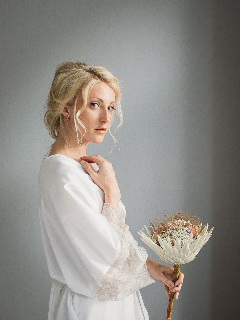 weisser Morgenmantel mit Spitzenärmel - Bridal Boudoir Leipzig