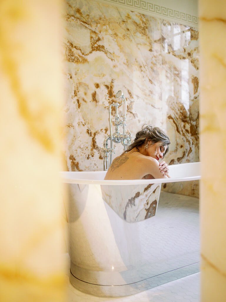Posen Ideen für Badewanne - Boudoir Shoot