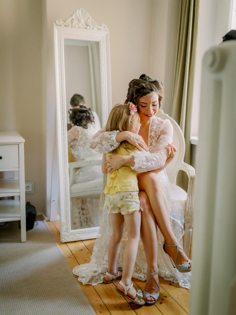 bride with daughter, Schloss Wackerbarth