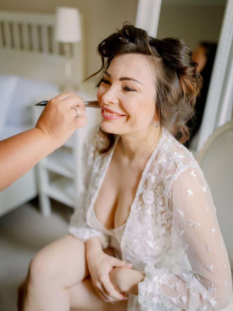 Braut wird geschminkt, Hochzeit Schloss Wakerbarth