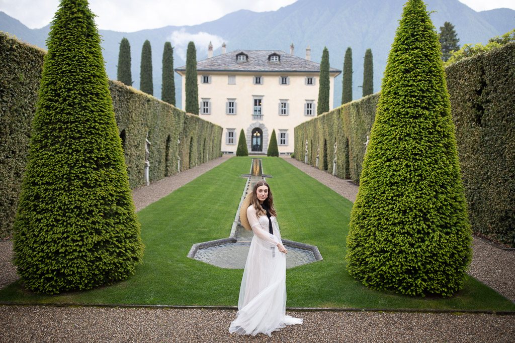 Braut vor der Villa Balbiano - Hochzeit Villa Balbiano