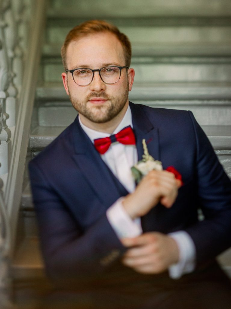 Bräutigam Blauer Anzug rote Fliege, Hochzeit Schloss Wackerbarth