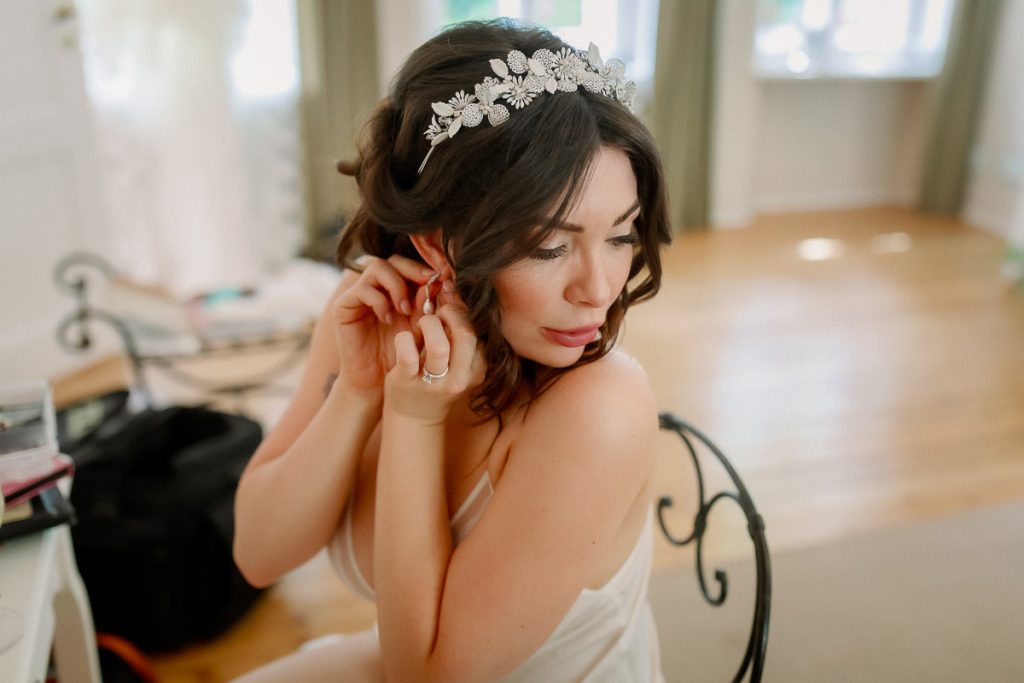 Brautfrisur mit Blütendiadem, Hochzeit Schloss Wackerbarth