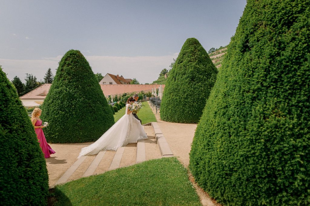 Braut auf den Stufen des Schlosses Wackerbarth