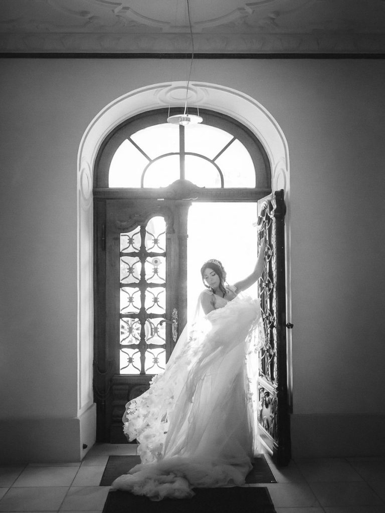 Braut in der Tür, Hochzeit Schloss Wackerbarth