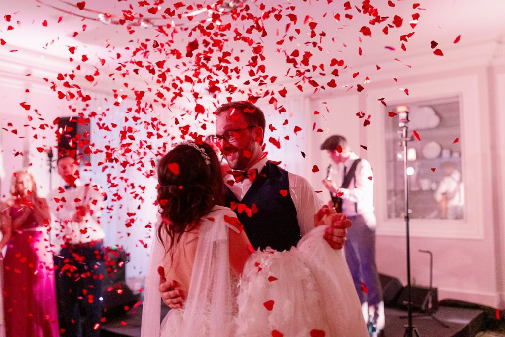 Rotes Konfetti, Hochzeit Schloss Wackerbarth