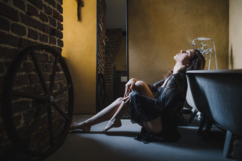 Frau sitzt aud dem Boden - Boudoir Couple