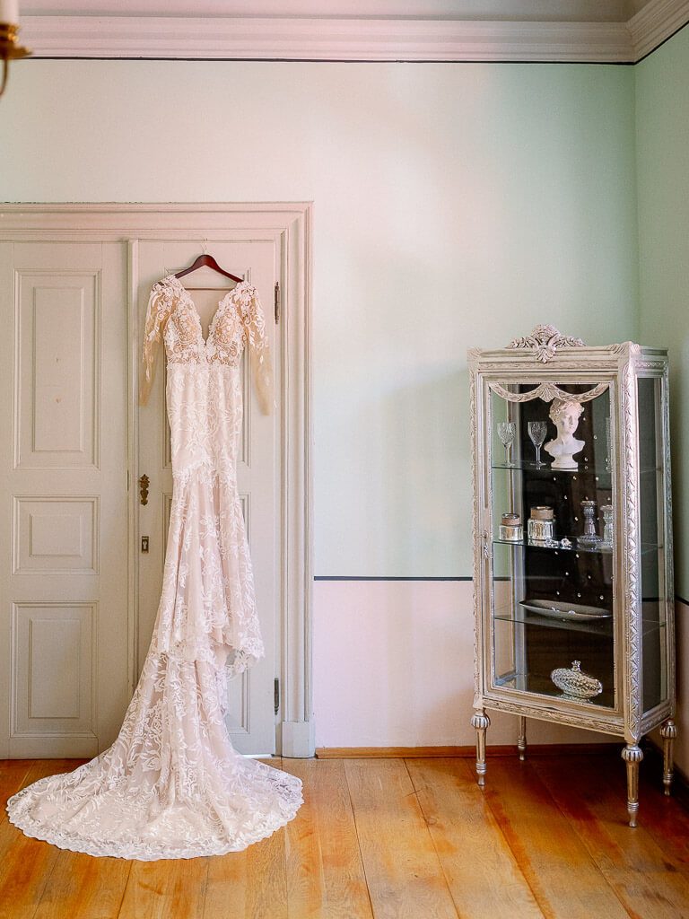 Brautkleid aus Spitze mit Schleppe - Hochzeit Schloss Machern