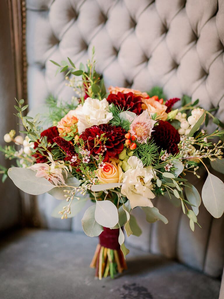 Brautstrauß dunkel rot - Hochzeit Schloss Machern
