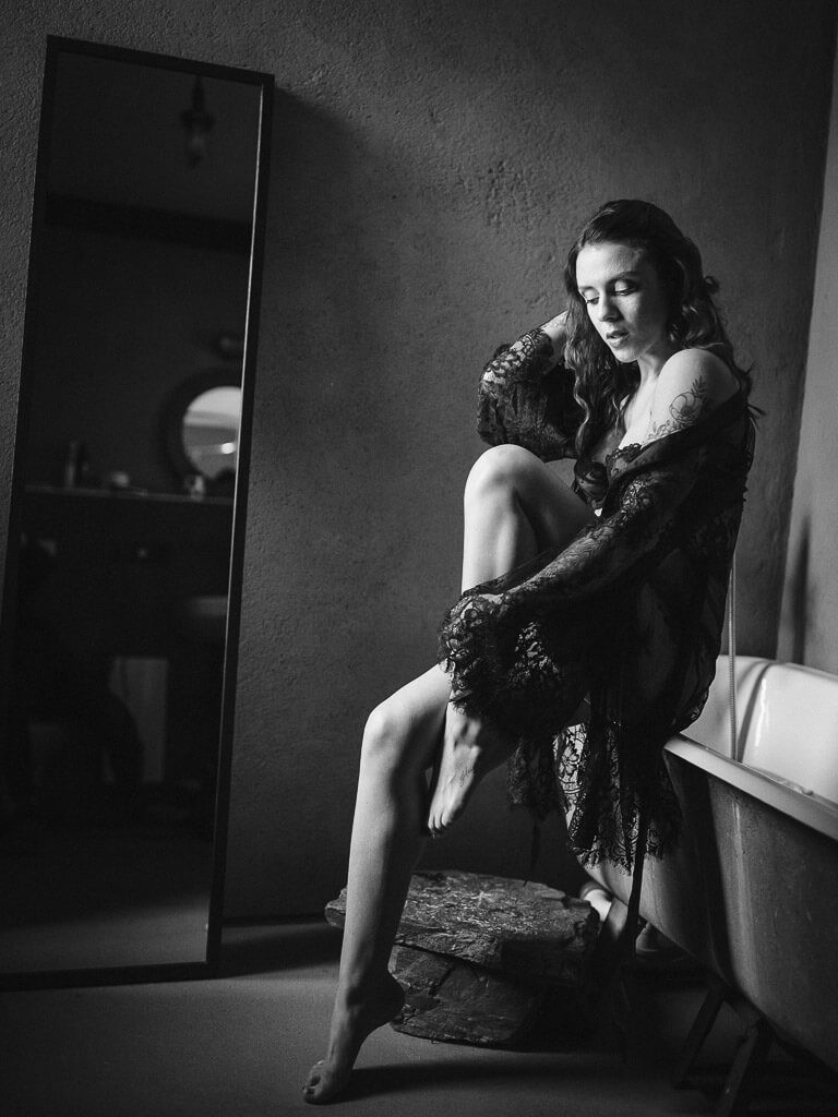 Frau sitzt auf dem Badewannenrand - Couple Boudoir Leipzig