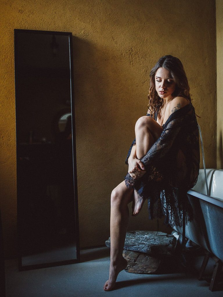 Frau sitzt auf dem Badewannenrand - Couple Boudoir