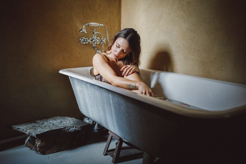 Boudoir Posen in der Badewanne - Fotografin Mila Flad