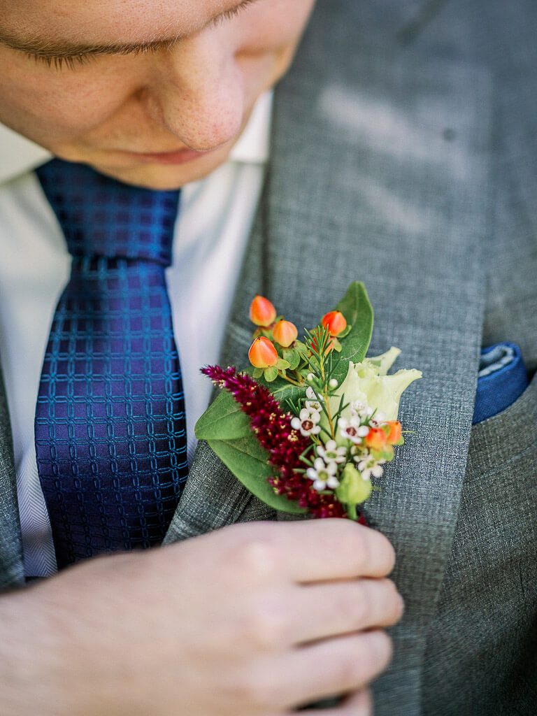 Bräutigam Anstecknadel dunkel rot - Hochzeit Schloss Machern