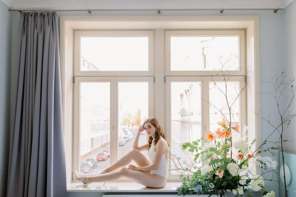 Bridal Boudoir Fenster - Fine Art Boudoir