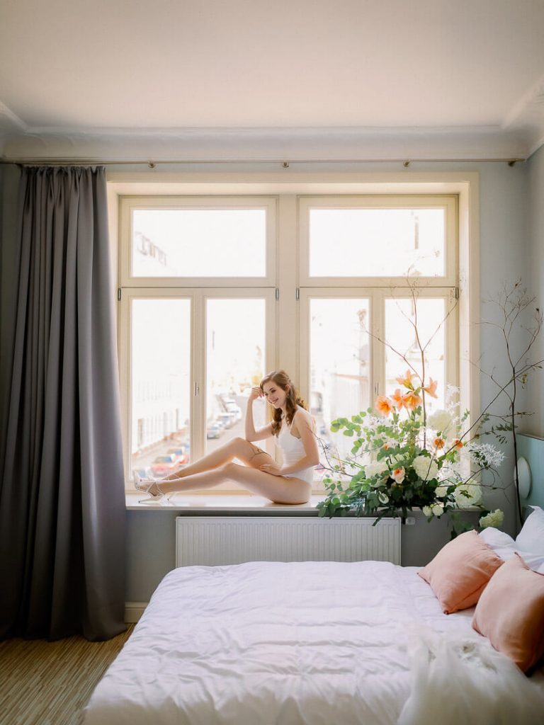 Bridal Boudoir Fenster - Fine Art Boudoir