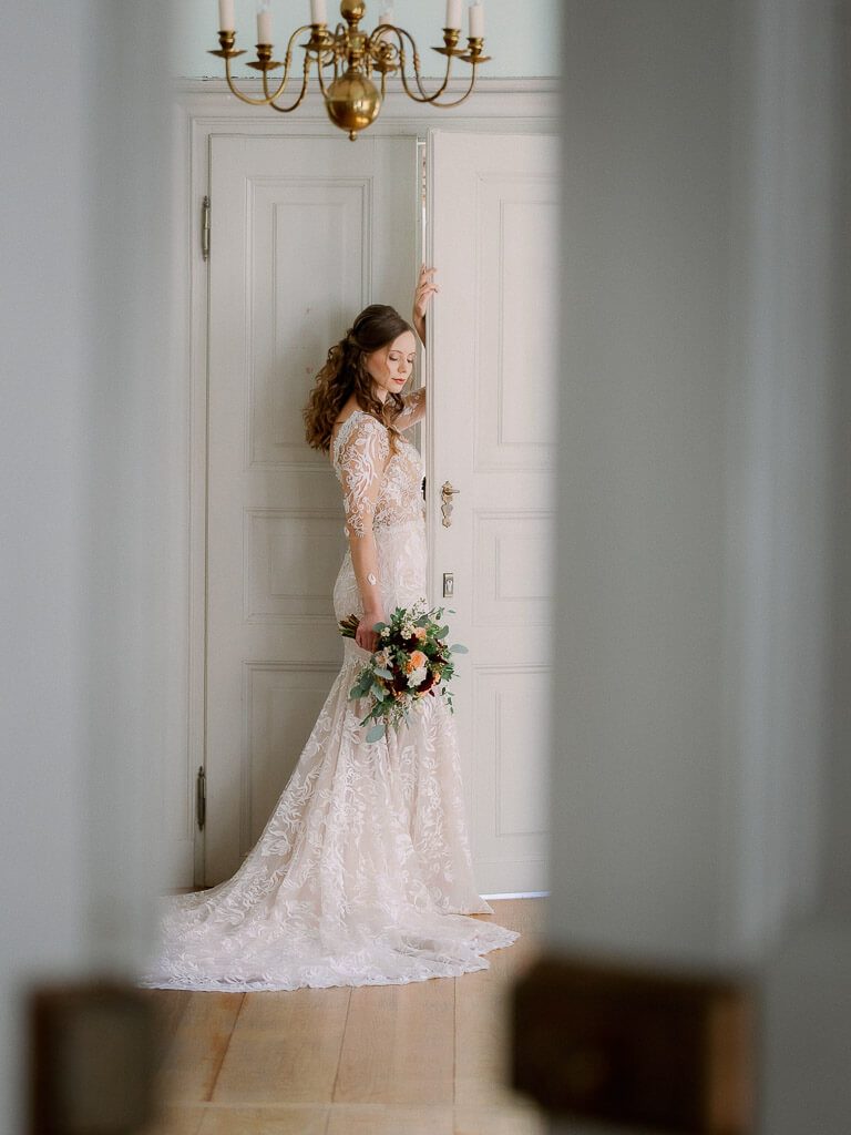 Romantische Braut im engen Spitzenkleid - Hochzeit Schloss Machern