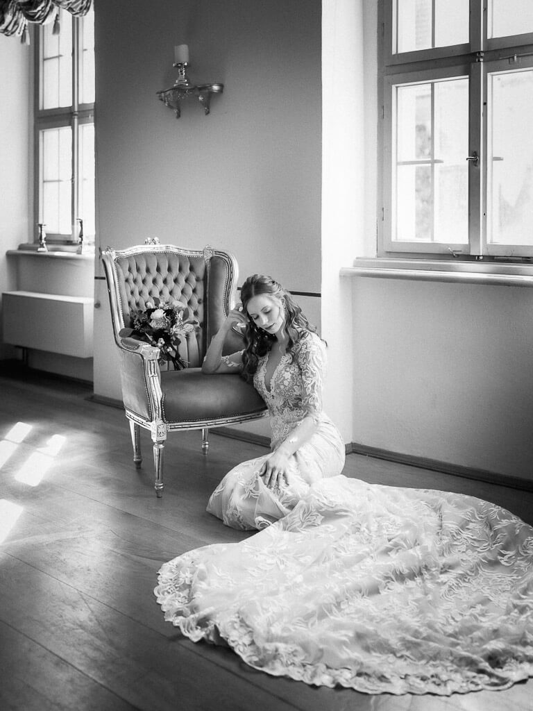 Romantische Braut im engen Spitzenkleid - Hochzeit Schloss Machern