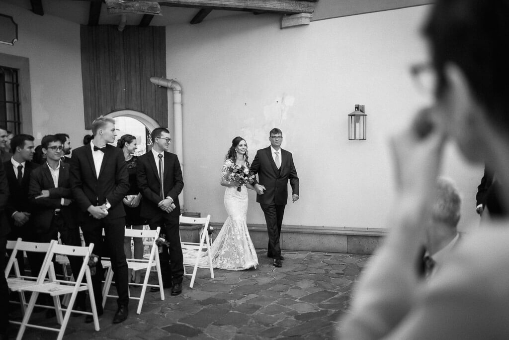 Braut schreitet zum Altar - Hochzeit Schloss Machern