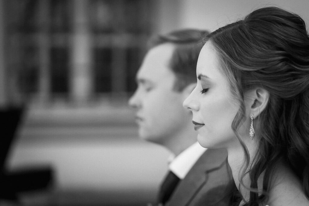 Gerührtes Brautpaar während der Trauung - Hochzeit Schloss Machern