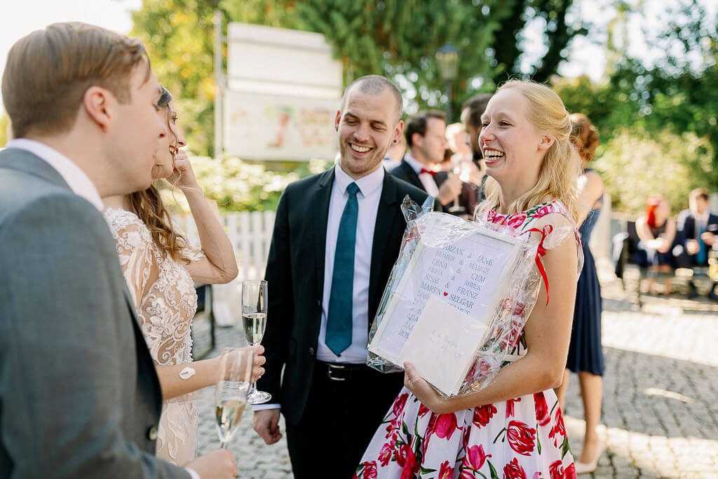 Geschenkübergabe - Hochzeit Schloss Machern