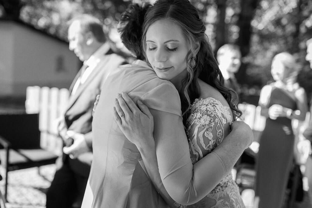 Umarmung der Mutter - Hochzeit Schloss Machern