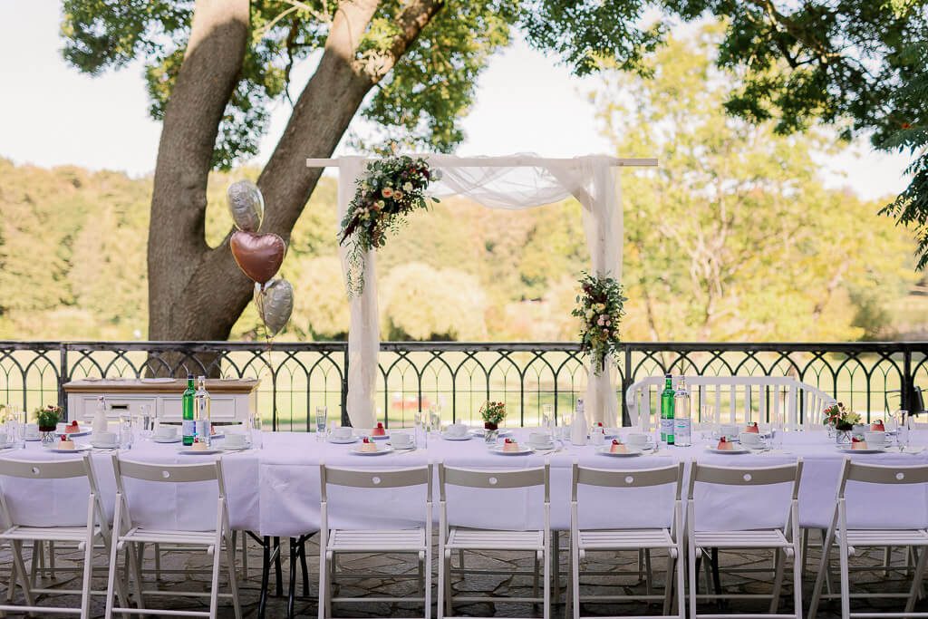Festliche Tafel im Freien - Hochzeit Schloss Machern