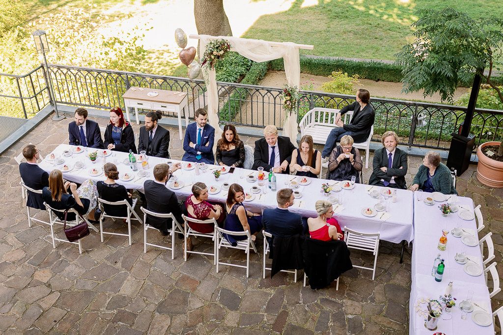 Hochzeitsgesellschaft am Tisch - Hochzeit Schloss Machern