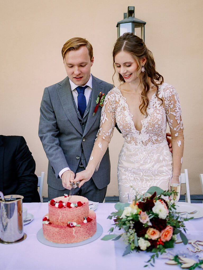 Hochzeitstorte anschneiden - Hochzeit Schloss Machern