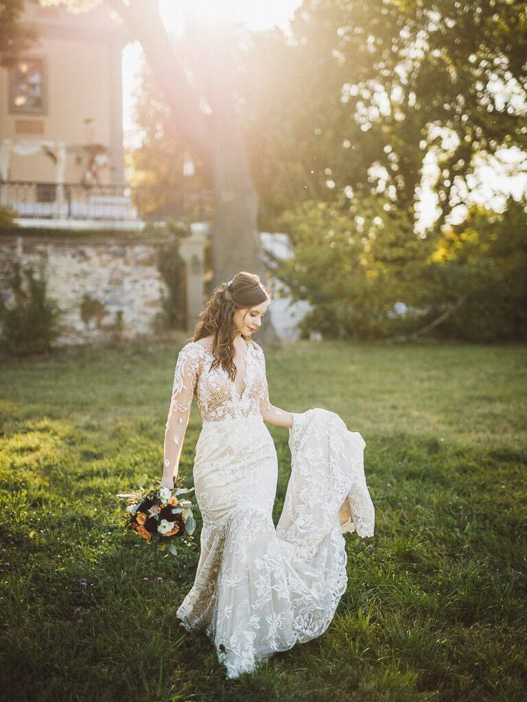 Braut im Spitzenbrautkleid - Hochzeit Schloss Machern