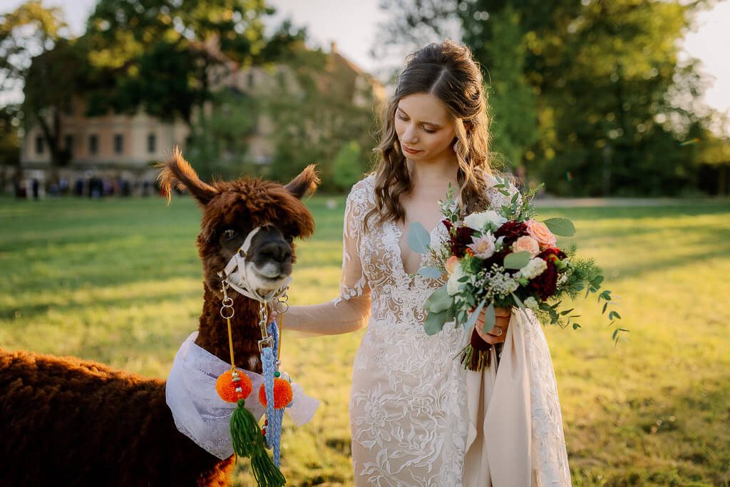 Braut mit braunem Alpaka - Hochzeit Schloss Machern