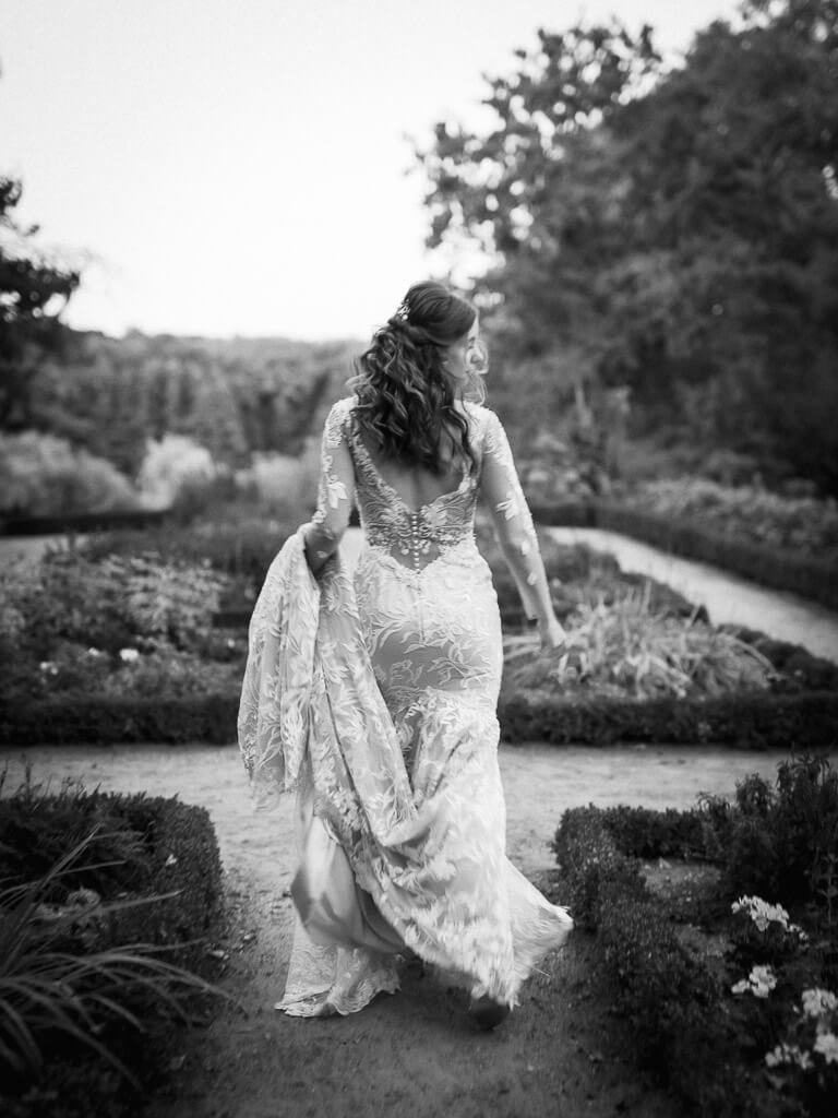 Braut zwischen den Blumenbeten - Hochzeit Schloss Machern