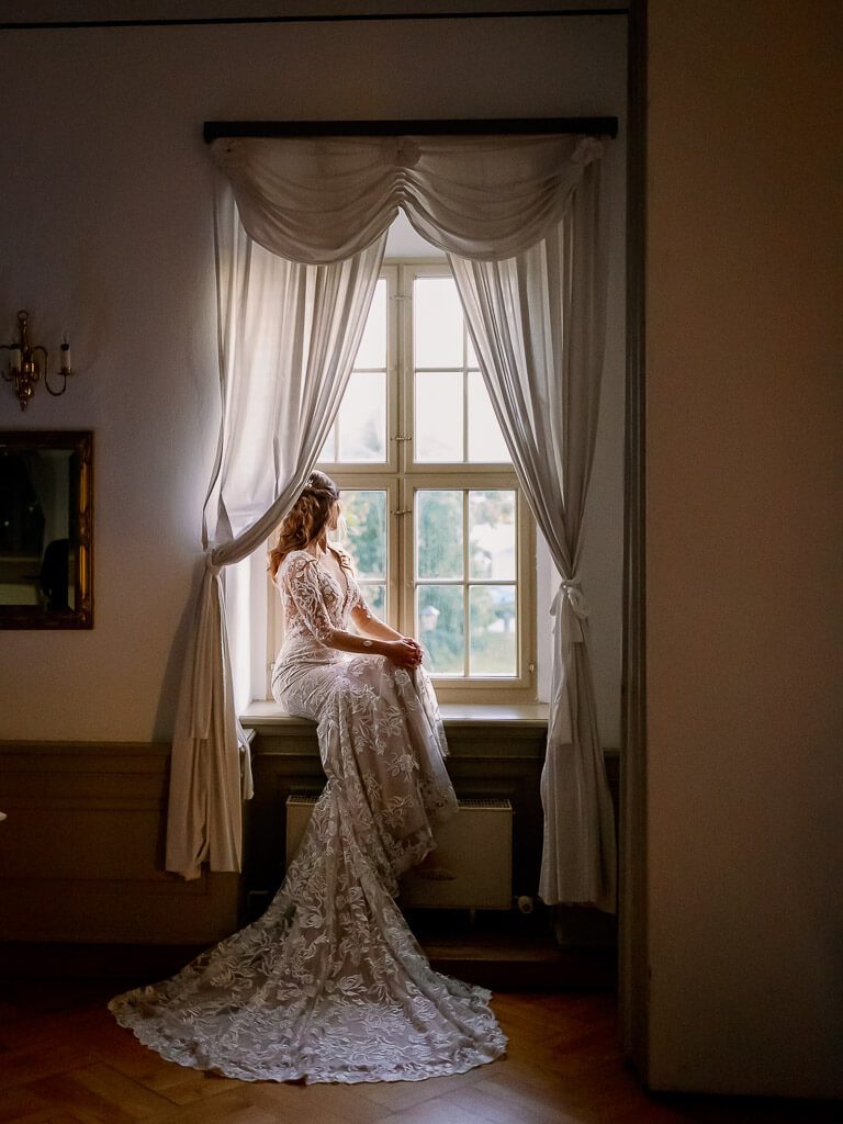 Braut auf der Fensterbank - Hochzeit Schloss Machern