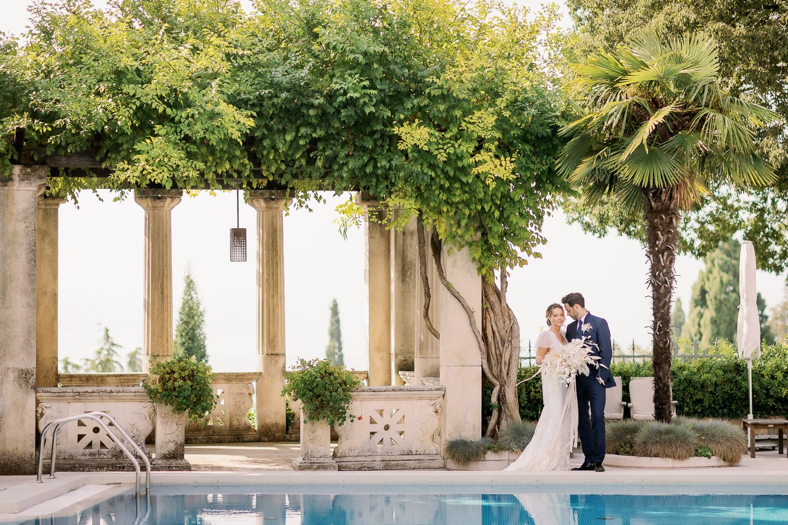 Brautpaar am Pool der Villa Cortine